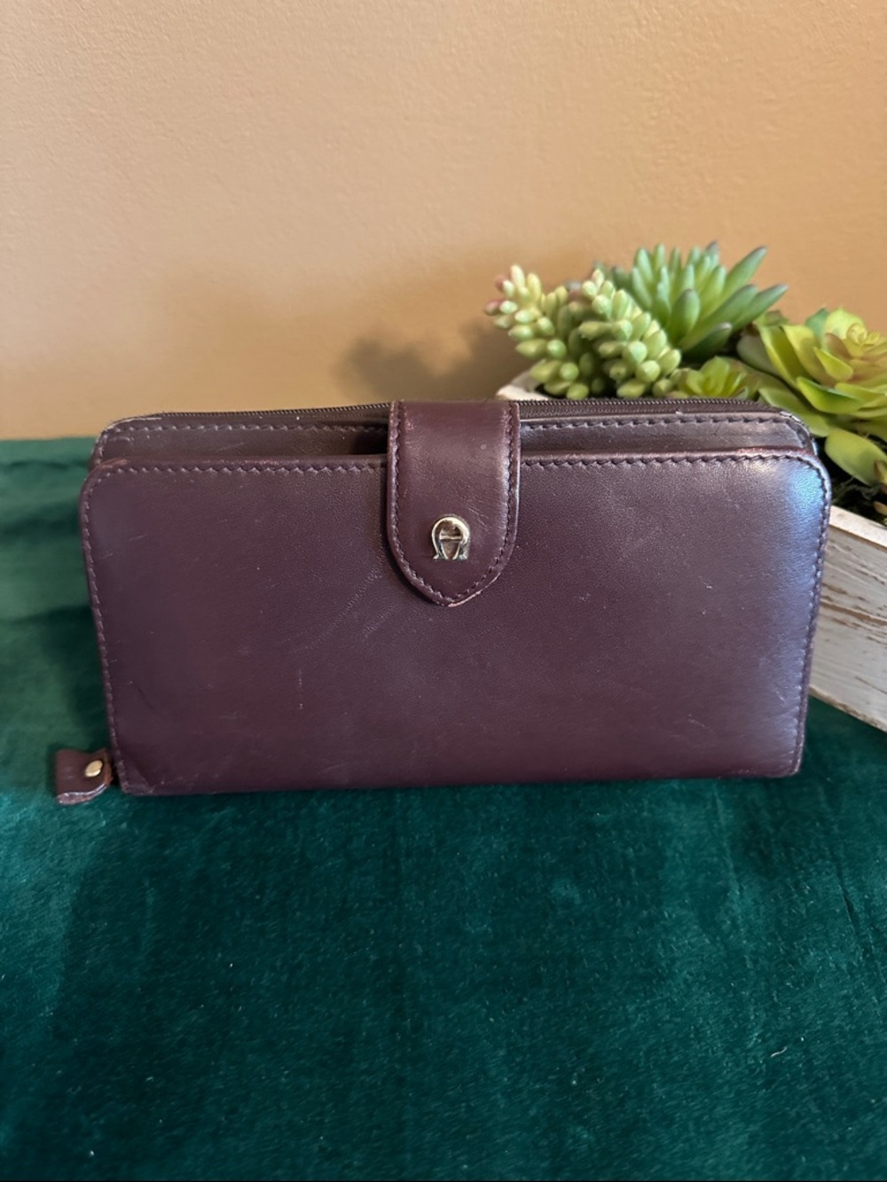 💰 Etienne Aigner Women’s Wallet With Detachable Check Holder 💵